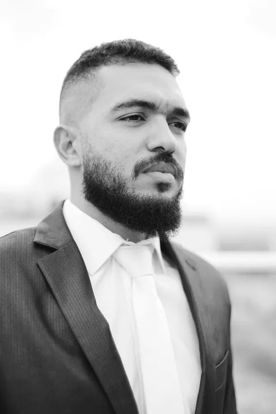 Retrato de Leandro Wilker, em preto e branco.